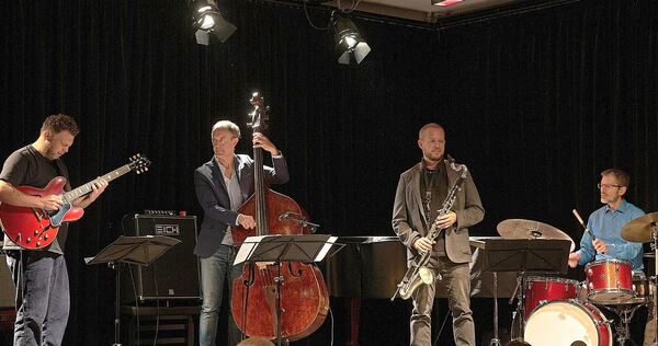 Das Quartett Blank Page übersetzt Debussy‘sche Harmonien und Motive in die Klangsprache des Contemporary Jazz. Das Quartett Blank Page übersetzt Debussy‘sche Harmonien und Motive in die Klangsprache des Contemporary Jazz.