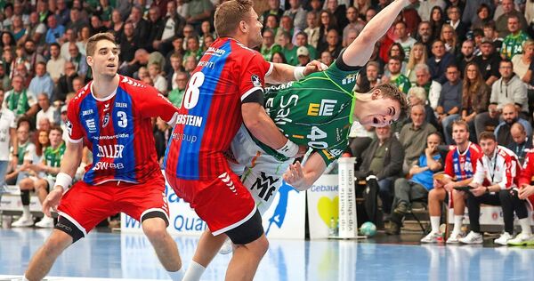 Mit aller Macht gestoppt: Die Bietigheimer Nikola Vlahovic (links) und Fabian Wiederstein stellen sich Göppingens Elias Newel in Mit aller Macht gestoppt: Die Bietigheimer Nikola Vlahovic (links) und Fabian Wiederstein stellen sich Göppingens Elias Newel in den Weg.