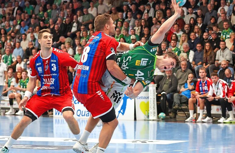 Mit aller Macht gestoppt: Die Bietigheimer Nikola Vlahovic (links) und Fabian Wiederstein stellen sich Göppingens Elias Newel in Mit aller Macht gestoppt: Die Bietigheimer Nikola Vlahovic (links) und Fabian Wiederstein stellen sich Göppingens Elias Newel in den Weg.