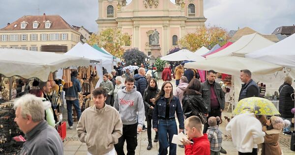 Blauen Himmel gab‘s zwar nur punktuell, das tat der Lust darauf, zum Kastanienbeutelfest zu gehen, aber keinen Abbruch. Blauen Himmel gab‘s zwar nur punktuell, das tat der Lust darauf, zum Kastanienbeutelfest zu gehen, aber keinen Abbruch.