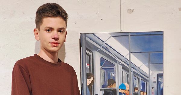 Der 16-jährige Simon Thiele aus Ditzingen gehört zu den 16 Gewinnern des 29. Jugendkunstpreises. Sein Tafelbild zeigt nüchtern F Der 16-jährige Simon Thiele aus Ditzingen gehört zu den 16 Gewinnern des 29. Jugendkunstpreises. Sein Tafelbild zeigt nüchtern Fahrgäste in der Flucht eines U-Bahn-Abteils, unter dem kalten Kunstlicht der Neonleuchtleiste in ihre „Endgeräte“ vertieft