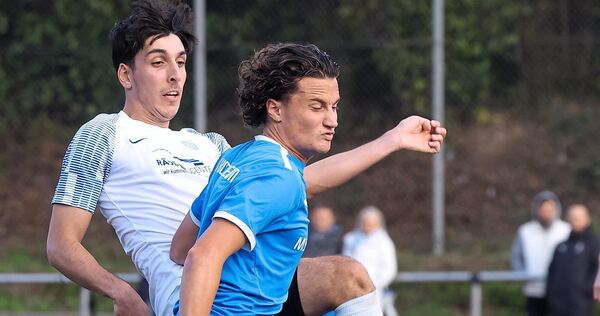 Kornwestheims Gian Luca Altobelli (links) im Zweikampf mit Aldingens Berdal Kaya.Foto: Baumann Kornwestheims Gian Luca Altobelli (links) im Zweikampf mit Aldingens Berdal Kaya.