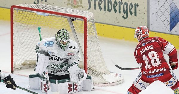 Keanu Salmik (Mitte) pariert gegen Crimmitschaus Collin Adams. Foto: Thomas Heide Keanu Salmik (Mitte) pariert gegen Crimmitschaus Collin Adams.
