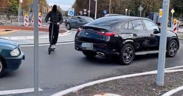 Tote Ampeln: Begegnungsverkehr im Kreisel und mittendrin noch ein E-Scooter auf Irrfahrt. Tote Ampeln: Begegnungsverkehr im Kreisel und mittendrin noch ein E-Scooter auf Irrfahrt.