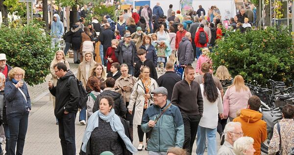 Ludwigsburg ist als Einkaufsort beliebt. Das liegt auch an Sonderaktionen wie dem Kastanienbeutelfest, die die Innenstadt belebe Ludwigsburg ist als Einkaufsort beliebt. Das liegt auch an Sonderaktionen wie dem Kastanienbeutelfest, die die Innenstadt beleben.