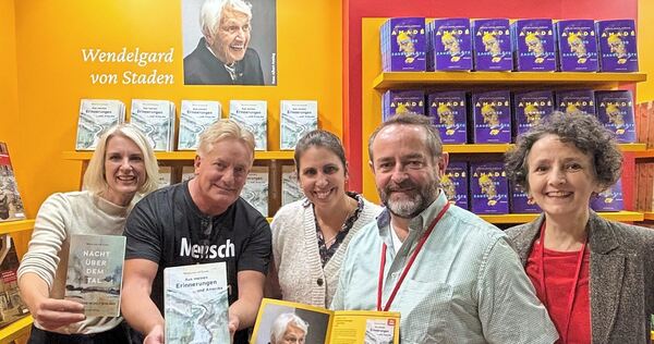 Stelldichein auf der Frankfurter Buchmesse: Myriam Anger, die das Buchcover schuf, George von Staden, Susanne Bajohr, Verleger C Stelldichein auf der Frankfurter Buchmesse: Myriam Anger, die das Buchcover schuf, George von Staden, Susanne Bajohr, Verleger Christoph Konrad und seine Frau Veronika Konrad (von links).