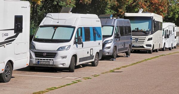 Der goldene Herbst lockt Wohnmobilreisende nach Ludwigsburg. Die Stellplätze auf dem Parkplatz Bärenwiese sind regelmäßig gut od Der goldene Herbst lockt Wohnmobilreisende nach Ludwigsburg. Die Stellplätze auf dem Parkplatz Bärenwiese sind regelmäßig gut oder ganz belegt.