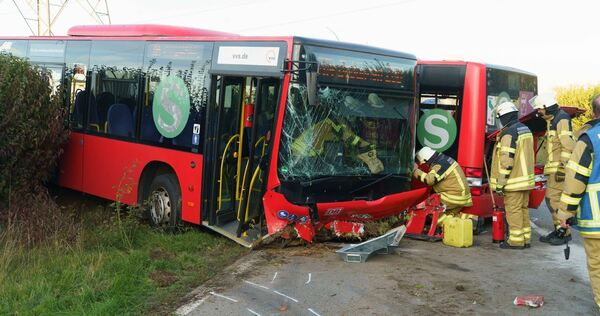 Linienbus in zwei Teile geteilt: Fahrer schwer verletzt Linienbus in zwei Teile geteilt: Fahrer schwer verletzt