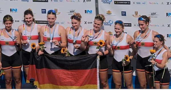 Präsentieren ihre Silbermedaillen: Mia-Sophia Walesch (rechts) und ihre Teamkolleginnen. screenreader