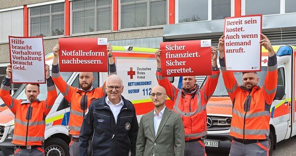 Protestaktion der Hilfsdienste. Sanitäter mit Gerd Maisch und Till Fröscher. Protestaktion der Hilfsdienste. Sanitäter mit Gerd Maisch und Till Fröscher.
