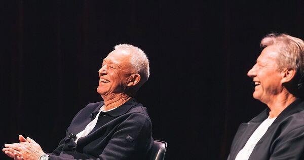 Unterhaltsamer Abend: Die VfB-Legenden Karl Allgöwer (li.) und Guido Buchwald haben Spaß. Unterhaltsamer Abend: Die VfB-Legenden Karl Allgöwer (li.) und Guido Buchwald haben Spaß.