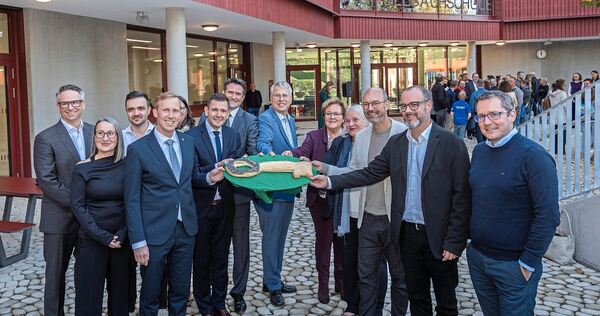 Ein Hefegebäck dient als symbolischer Schlüssel. Nach der Übergabe wird die neue Gründelbachschule jetzt für den Einzug der Schü Ein Hefegebäck dient als symbolischer Schlüssel. Nach der Übergabe wird die neue Gründelbachschule jetzt für den Einzug der Schüler vorbereitet.