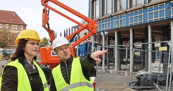 Bürgermeisterin Andrea Schwarz und Projektleiter Michael Hüttig auf der Baustelle im Bildungszentrum West. Bürgermeisterin Andrea Schwarz und Projektleiter Michael Hüttig auf der Baustelle im Bildungszentrum West.
