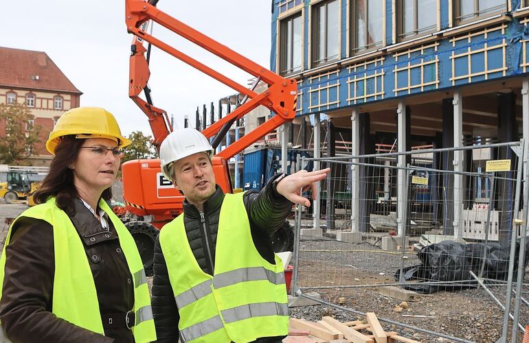 Bürgermeisterin Andrea Schwarz und Projektleiter Michael Hüttig auf der Baustelle im Bildungszentrum West. Bürgermeisterin Andrea Schwarz und Projektleiter Michael Hüttig auf der Baustelle im Bildungszentrum West.