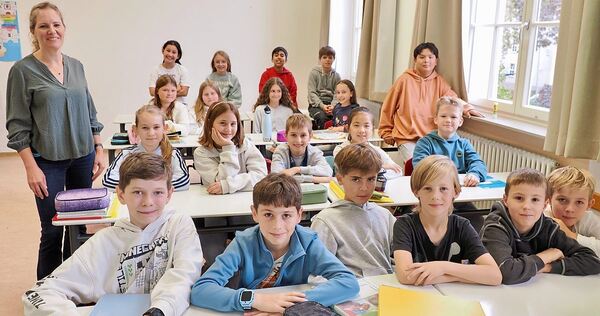 Die Lehrerin Christiane Guthörl mit ihrer smartphonefreien Klasse am Ludwigsburger Schillergymnasium. Die Lehrerin Christiane Guthörl mit ihrer smartphonefreien Klasse am Ludwigsburger Schillergymnasium.