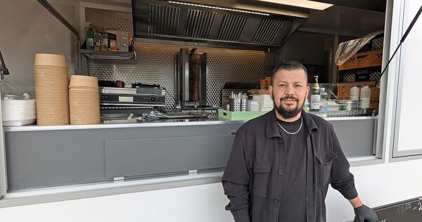 Ali Tasocak vor dem Imbisswagen: Eine Woche lang hat „Pimp my Kebap“ erkundet, wie viel Appetit die Walheimer auf Döner haben. Ali Tasocak vor dem Imbisswagen: Eine Woche lang hat „Pimp my Kebap“ erkundet, wie viel Appetit die Walheimer auf Döner haben.