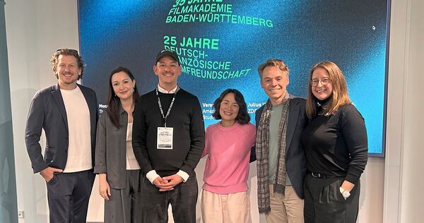 Benjamin Munz (Wiedemann & Berg, von links), Verena Schilling (Amazon MGM Studios Germany), Akademie-Direktor Andreas Bareiß, Eu Benjamin Munz (Wiedemann & Berg, von links), Verena Schilling (Amazon MGM Studios Germany), Akademie-Direktor Andreas Bareiß, Eun-Zi Kim (X-Verleih), Julius Windhorst (ZDF/Arte) und Morgane Dubief (Disney+).