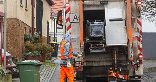 Müllabfuhr in Löchgau: Ein Vier-Personen-Musterhaushalt im Kreis muss für den Service nächstes Jahr 1,70 Euro mehr zahlen. Müllabfuhr in Löchgau: Ein Vier-Personen-Musterhaushalt im Kreis muss für den Service nächstes Jahr 1,70 Euro mehr zahlen.
