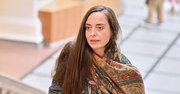 Vanessa Emde (Die Linke) kommt im Berliner Abgeordnetenhaus zur Fraktionssitzung ihrer Partei. Vanessa Emde (Die Linke) kommt im Berliner Abgeordnetenhaus zur Fraktionssitzung ihrer Partei.
