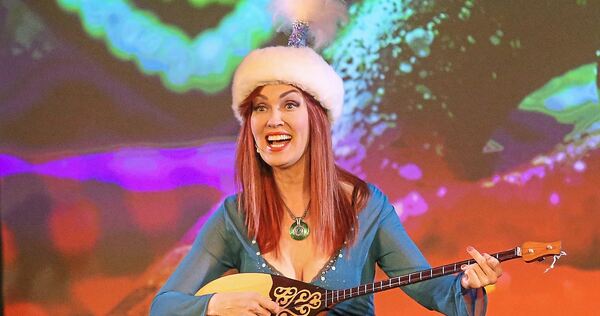 Ein Mix aus Comedy, Musik und Kabrett: Viktoria Lein hat mit „Ich kam. Sang. Und blieb“ ein buntes Programm für ihren Auftritt i Ein Mix aus Comedy, Musik und Kabrett: Viktoria Lein hat mit „Ich kam. Sang. Und blieb“ ein buntes Programm für ihren Auftritt im Glasperlenspiel auf die Beine gestellt.