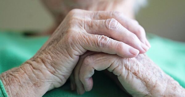 Mit einem dreisten Dieb bekam es eine 90-Jährige zu tun. Mit einem dreisten Dieb bekam es eine 90-Jährige zu tun.