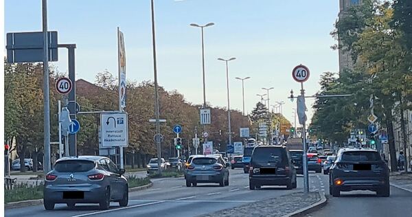 Zugedeckt: Die Ampeln nach dem Tunnel auf der Stuttgarter Straße gaben dem Verkehr in der Rotphase einst die Gelegenheit, von re Zugedeckt: Die Ampeln nach dem Tunnel auf der Stuttgarter Straße gaben dem Verkehr in der Rotphase einst die Gelegenheit, von rechts einfacher auf die B27 einzufädeln. Jetzt ist Schluss damit.