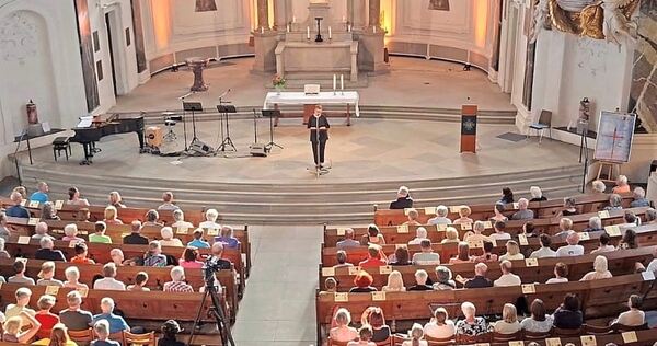 Der Nachteulen-Gottesdienst in der Friedenskirche an jedem dritten Sonntag im Monat zieht viele Menschen an. Der Nachteulen-Gottesdienst in der Friedenskirche an jedem dritten Sonntag im Monat zieht viele Menschen an.