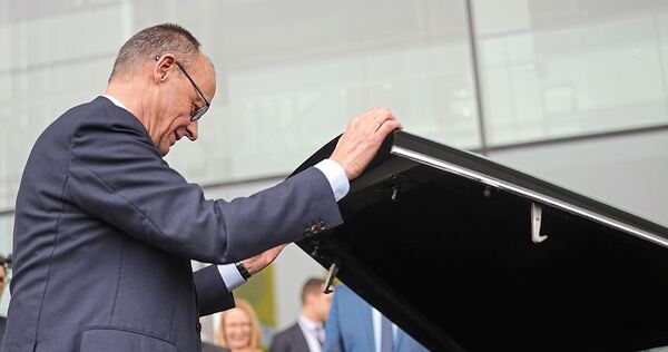 Früher hatte die CDU mehr PS unter der Haube: Kanzler und CDU-Chef Friedrich Merz besichtigt in der Messe Stuttgart die historis Früher hatte die CDU mehr PS unter der Haube: Kanzler und CDU-Chef Friedrich Merz besichtigt in der Messe Stuttgart die historische Mercedes-Benz-Dienstlimousine von Konrad Adenauer.