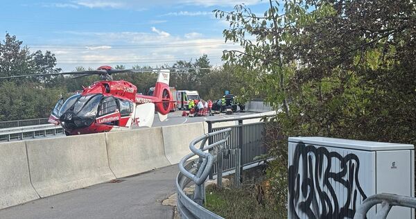 Nach dem Unfall war ein Rettungshubschrauber im Einsatz. Nach dem Unfall war ein Rettungshubschrauber im Einsatz.