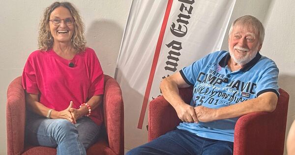Claudia Queißer und Manfred Schmälzle auf den roten Sesseln bei der Newscouch on Tour in Bönnigheim. Claudia Queißer und Manfred Schmälzle auf den roten Sesseln bei der Newscouch on Tour in Bönnigheim.