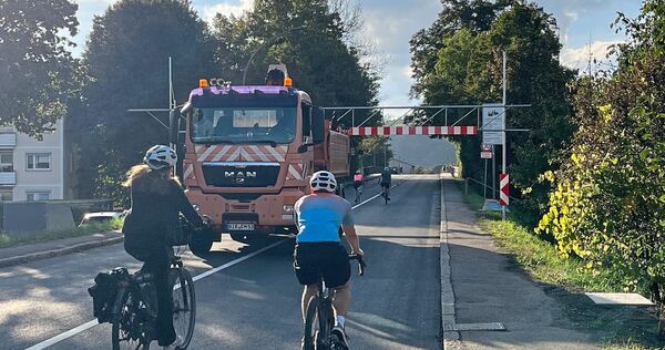 Wegen Arbeiten an der Höhenbegrenzung konnten am Mittwochnachmittag zeitweilig nur Fußgänger und Radfahrer die Brücke passieren. Wegen Arbeiten an der Höhenbegrenzung konnten am Mittwochnachmittag zeitweilig nur Fußgänger und Radfahrer die Brücke passieren.