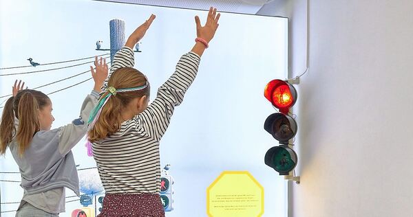 Die Ampel macht es vor, die Kinder nach: Bei der Mitmach-Ausstellung im Ludwigsburg Museum kann man ganz viel ausprobieren. Die Ampel macht es vor, die Kinder nach: Bei der Mitmach-Ausstellung im Ludwigsburg Museum kann man ganz viel ausprobieren.