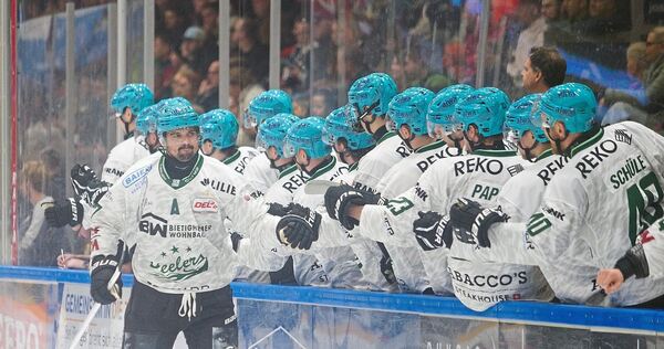 Verdienter Lohn: Marek Racuk (links) nimmt die Glückwünsche seiner Mitspieler für den Bietigheimer Führungstreffer entgegen. Screenreader