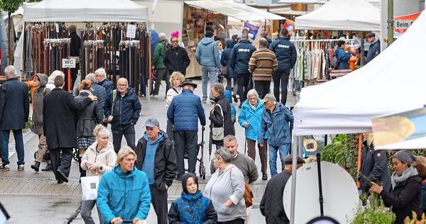 Rund 60 Stände sowie die örtlichen Geschäfte bieten eine große Auswahl. Rund 60 Stände sowie die örtlichen Geschäfte bieten eine große Auswahl.
