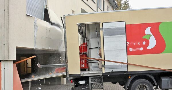 Der Feuerwehr gelang es, den Lkw aus der Wand zu ziehen. Der Feuerwehr gelang es, den Lkw aus der Wand zu ziehen.