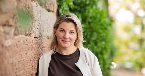 Die 40-jährige Caroline Lovell hat als erste Kandidatin ihre Bewerbung um die Nachfolge von Barbara Schoenfeld abgegeben. Die 40-jährige Caroline Lovell hat als erste Kandidatin ihre Bewerbung um die Nachfolge von Barbara Schoenfeld abgegeben.