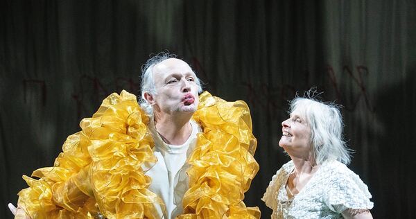 Boris Burgstaller und Gabriele Hintermaier brillieren in Falladas „Kleiner Mann – was nun?“ am Staatstheater Stuttgart. Das Publ Boris Burgstaller und Gabriele Hintermaier brillieren in Falladas „Kleiner Mann – was nun?“ am Staatstheater Stuttgart. Das Publikum applaudiert.