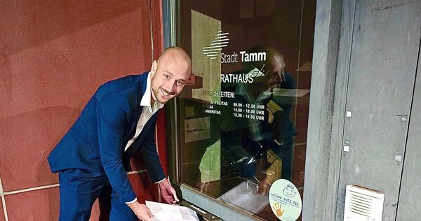 Er will Bürgermeister in Tamm werden: Sven Pflüger hat direkt mit Beginn der Bewerbungsfrist seine Unterlagen eingeworfen. Er will Bürgermeister in Tamm werden: Sven Pflüger hat direkt mit Beginn der Bewerbungsfrist seine Unterlagen eingeworfen.