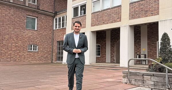 Tobias Epple, bis vor Kurzem CDU-Stadtverbandsvorsitzender, vor dem Kornwestheimer Rathaus. Er und sein Kollege Sven Waldenmaier Tobias Epple, bis vor Kurzem CDU-Stadtverbandsvorsitzender, vor dem Kornwestheimer Rathaus. Er und sein Kollege Sven Waldenmaier haben der Partei und der Fraktion den Rücken gekehrt.
