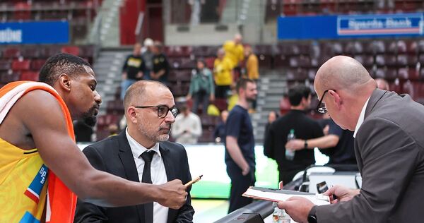 Unterschrift unter den Protestantrag: Riesen-Kapitän Yorman Polas Bartolo neben Coach Carles Duran. Unterschrift unter den Protestantrag: Riesen-Kapitän Yorman Polas Bartolo neben Coach Carles Duran.