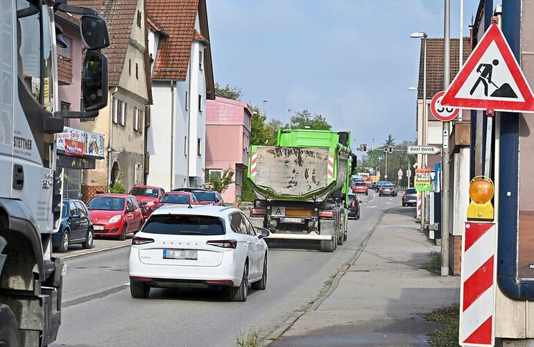 Viel Verkehr auf der Remstalstraße. Auch sie soll mit der Westrandstraße vom Durchgangsverkehr entlastet werden. Viel Verkehr auf der Remstalstraße. Auch sie soll mit der Westrandstraße vom Durchgangsverkehr entlastet werden.