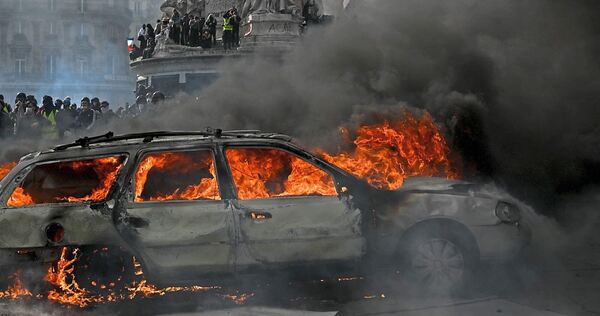 Die meisten Demonstrationen der Protestwelle in Frankreich sind friedlich. Sie werden aber überlagert von Brandstiftungen und Va Die meisten Demonstrationen der Protestwelle in Frankreich sind friedlich. Sie werden aber überlagert von Brandstiftungen und Vandalismus. So wie hier auf dem Place de la Republique in Paris.