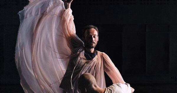 Mal bodennah, mal raumgreifend: „Five Days in the Sun“ von Emanuel Gat Dance. Mal bodennah, mal raumgreifend: „Five Days in the Sun“ von Emanuel Gat Dance.