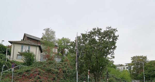 Direkt an der Einmündung der Wobachstraße in die B27 (im Rücken) sollen die Häuser entstehen. Direkt an der Einmündung der Wobachstraße in die B27 (im Rücken) sollen die Häuser entstehen.