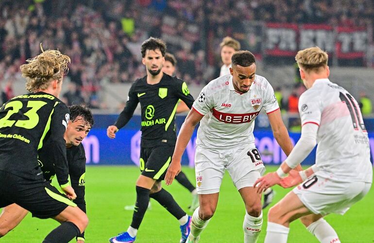 Jamie Leweling (Mitte) erzielt mit seinem strammen Linksschuss das 1:0 für den VfB. Foto: Jan-Philipp Strobel/dpa Screenreader