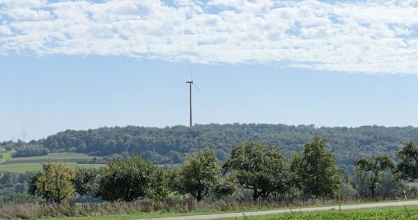So könnte das Windrad im Unterriexinger Süden einmal aussehen: Der Rotor wird sich aber wohl frühestens in drei Jahren drehen. So könnte das Windrad im Unterriexinger Süden einmal aussehen: Der Rotor wird sich aber wohl frühestens in drei Jahren drehen.