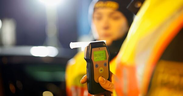 Polizei macht Alkoholtest Polizei macht Alkoholtest
