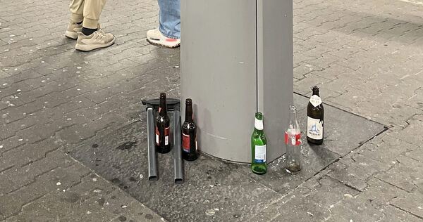Zumindest leer trinken konnten Fans diese Flaschen, die dann am Cannstatter S-Bahnsteig abgestellt wurden. Zumindest leer trinken konnten Fans diese Flaschen, die dann am Cannstatter S-Bahnsteig abgestellt wurden.