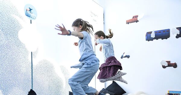 Mit Schwung in die Kissen: Ida (links) und Betty haben bei der Ausstellung viel Spaß. Mit Schwung in die Kissen: Ida (links) und Betty haben bei der Ausstellung viel Spaß.