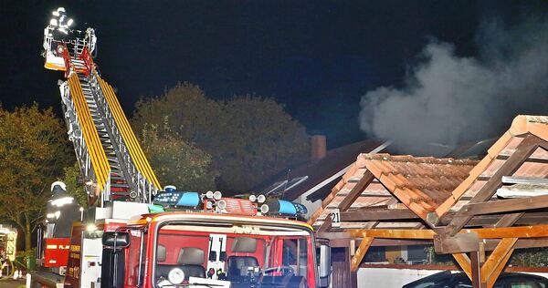 Starker Rauch drang aus dem Gebäude. Starker Rauch drang aus dem Gebäude.